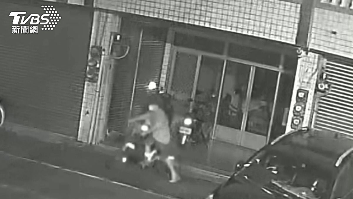 小偷騎著小折腳踏車來到透天厝,像回家一樣自己開門進入,出來時手上多了一個提袋便離開。(圖/民眾提供)