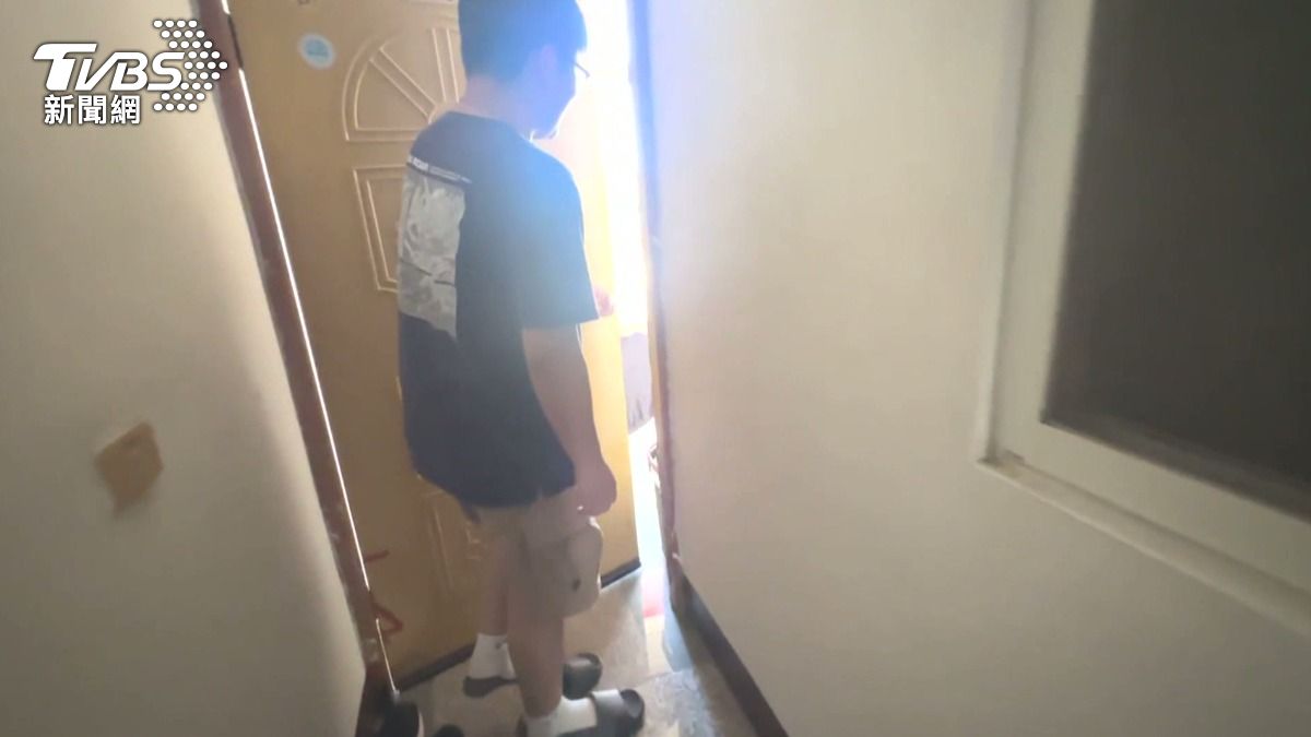 疑似發現有人出入而躲在某個房間裡面。學生們想想都覺得可怕 。(圖/TVBS)