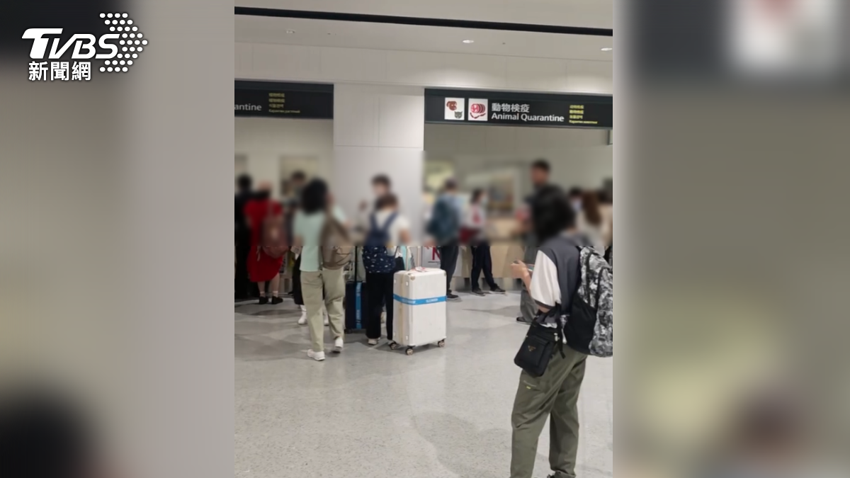 高雄旅客搭乘泰獅航空前往日本北海道,百件行李人到了卻沒來,航空公司扯「地面溫度超過60度導致行李超重」旅客傻眼。(圖/民眾提供)