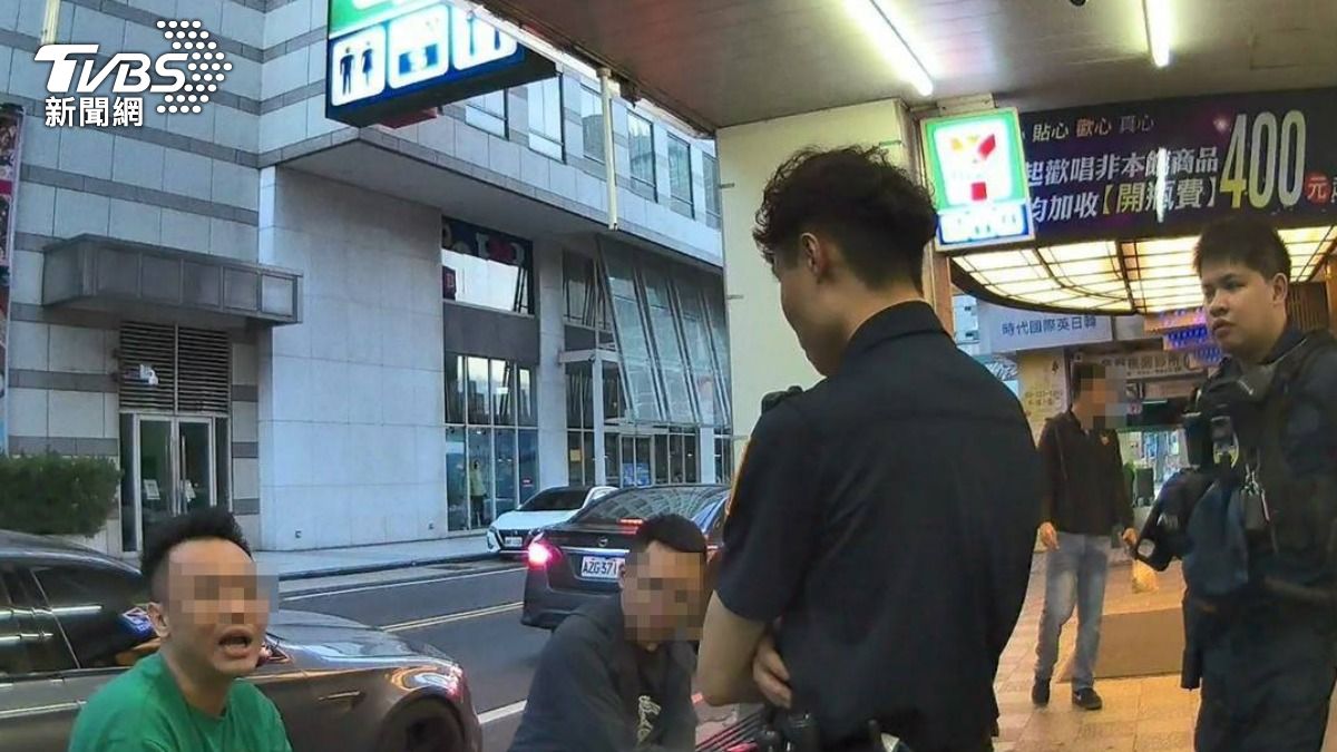 醉漢疑似酒後搭訕正妹遭拒絕,憤而揮拳攻擊對方,警方到場處理。(圖/TVBS)