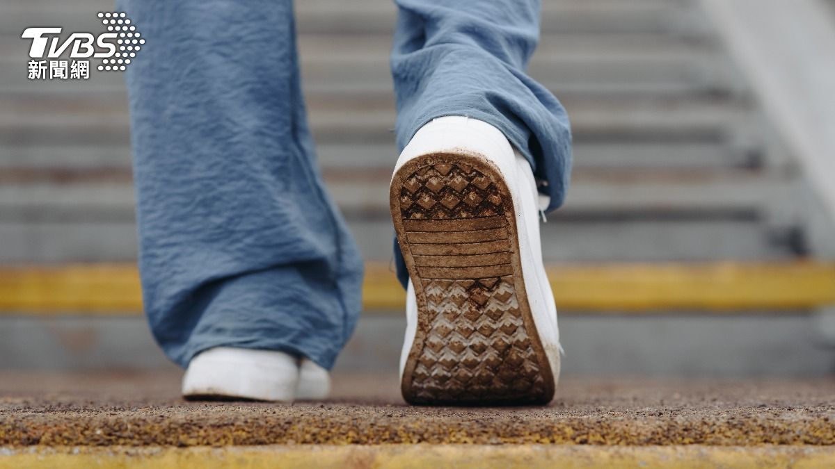 50歲後別忽略!醫曝「單腳站10秒」警訊 測出肌力、平衡4能力