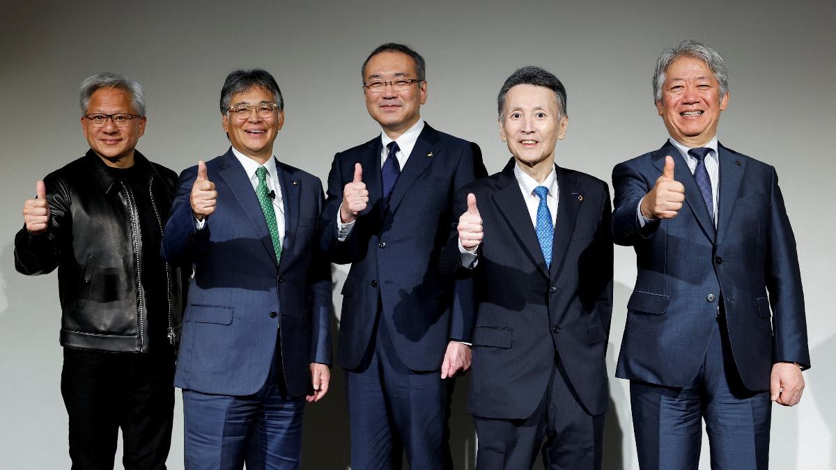 輝達執行長黃仁勳、富士通執行長時田隆仁、發那科執行長山口賢治、安川電機副會長執行役員小川昌寛、川崎重工執行長橋本康彥。(圖/達志影像路透社)
