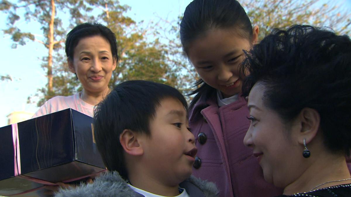 Elkie(右二)與薛家燕劇中上演溫馨祖孫情,戲外好感情延續至今。(圖/年代提供)