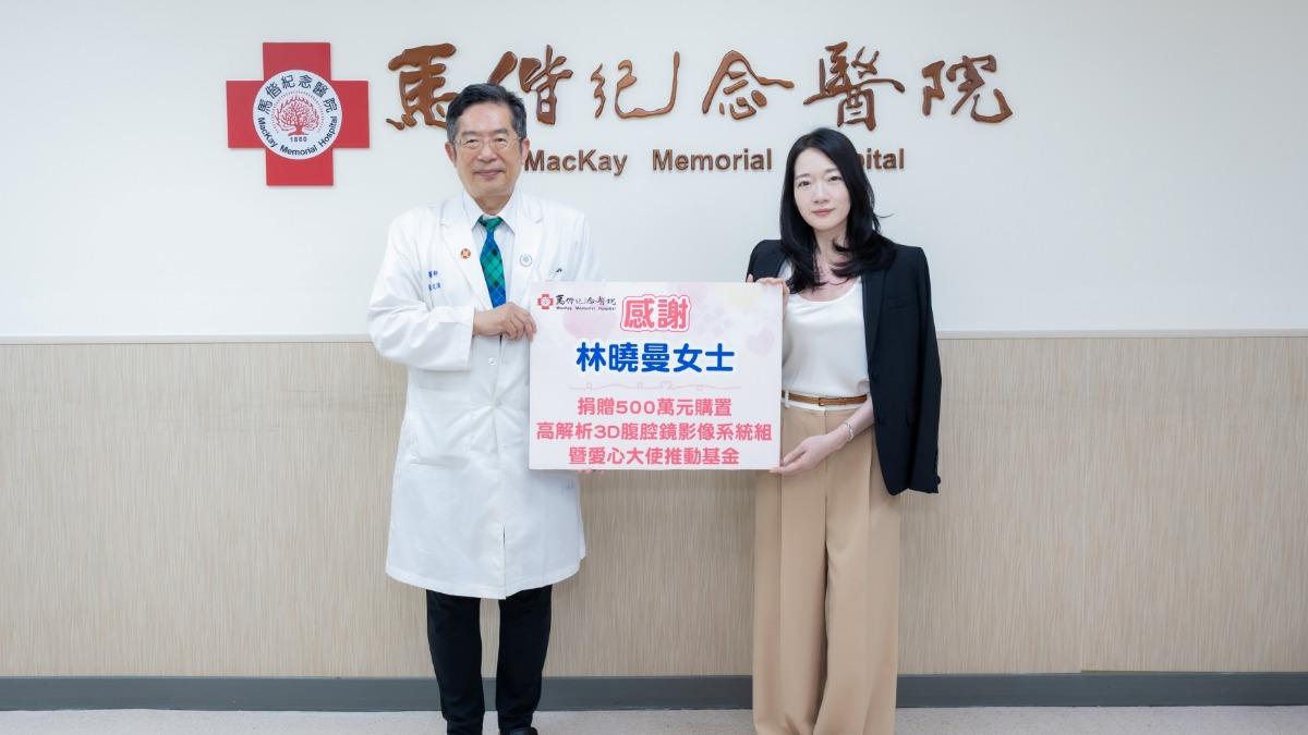 昕璟娛樂董事長林曉曼(右)與馬偕紀念醫院總院長張文瀚合影。(圖/昕璟娛樂提供)