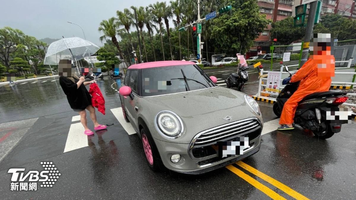 小甜甜車禍現場曝!灰粉Mini Cooper碰撞機車 車殼四散