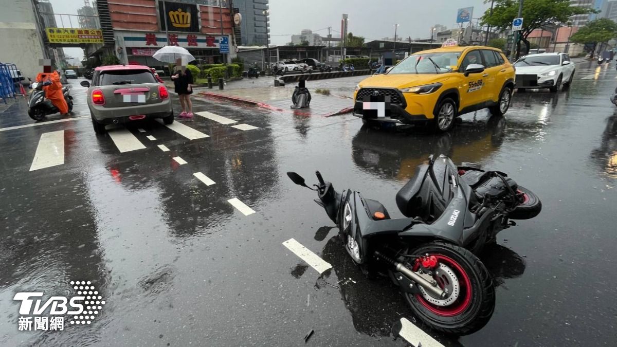 小甜甜去年5月在南港區忠孝東路六段發生車禍。（圖／TVBS）