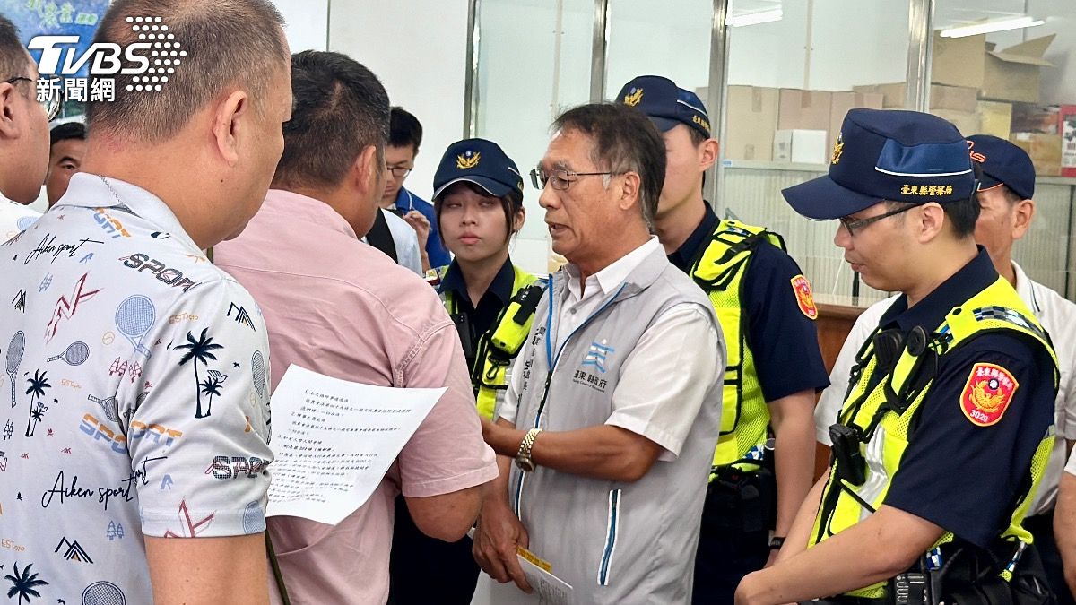 台東縣東河鄉農會選舉總幹事爆發推擠衝突,台東縣府農業處副處長長黃奇明(右四)重申依法行政。(圖/TVBS)