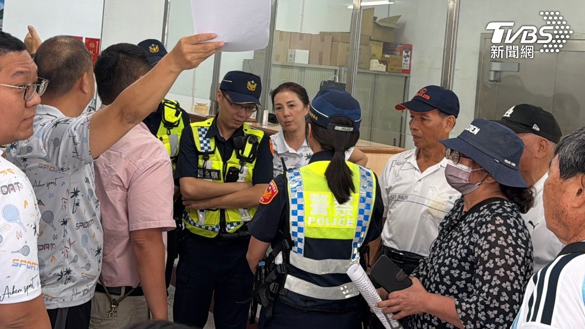 東河農會今天舉行總幹事選舉爆發衝突,多名員警前來維持秩序。(圖/TVBS)