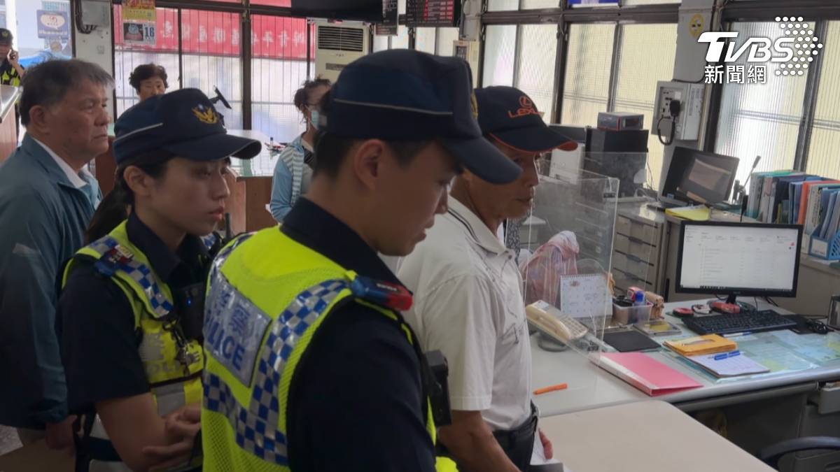 東河鄉老農不滿被農會派系惡意罷免,一審獲得勝訴後前來選舉,卻被農會請來的員警關切排拒在外。(圖/TVBS)