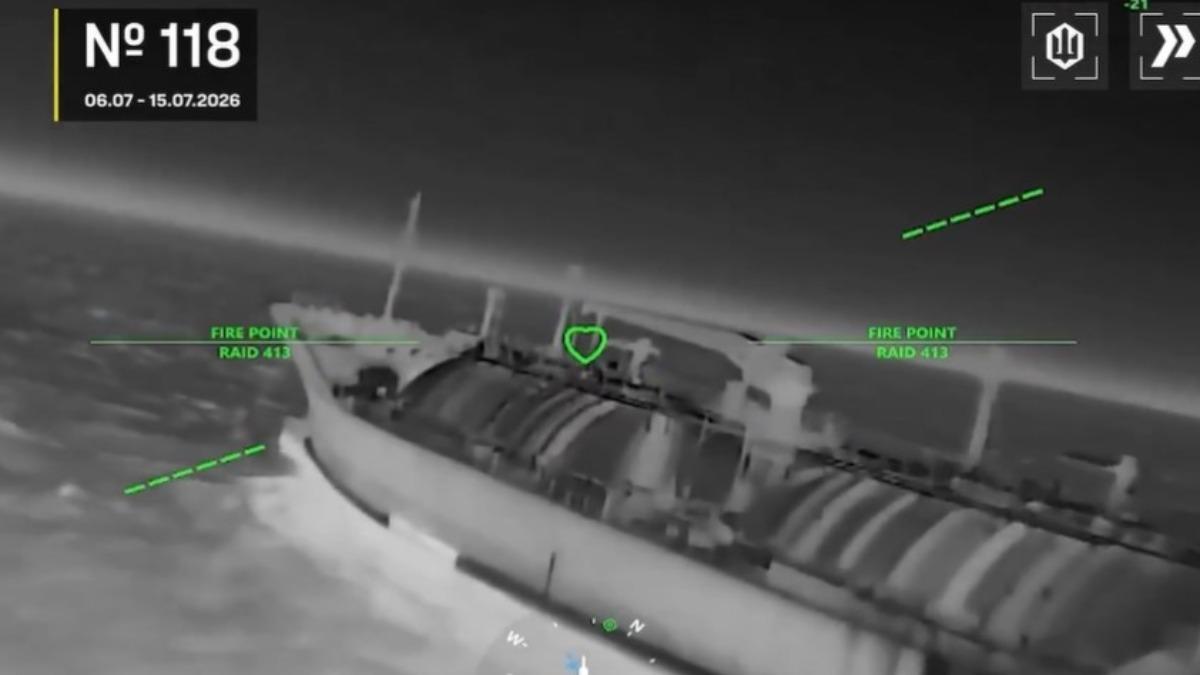 建國日復仇！烏軍無人艇夜襲俄軍艦、19油輪　敖德薩港陷火海