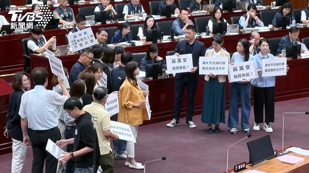天坑淹水又亂放假!綠營亮紅牌抗議 蔣萬安施政報告首日遭杯葛