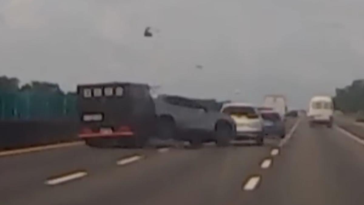 前方已有車輛停下,但後方運鈔車完全未減速,直接追撞上去。(圖/翻攝_WoWtchout)