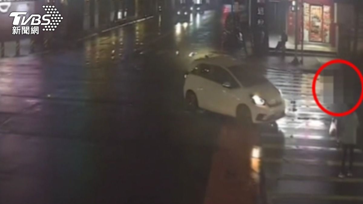 82歲婦行穿線上遭撞重傷,肇事車內搜出喪屍煙彈。(圖/TVBS)