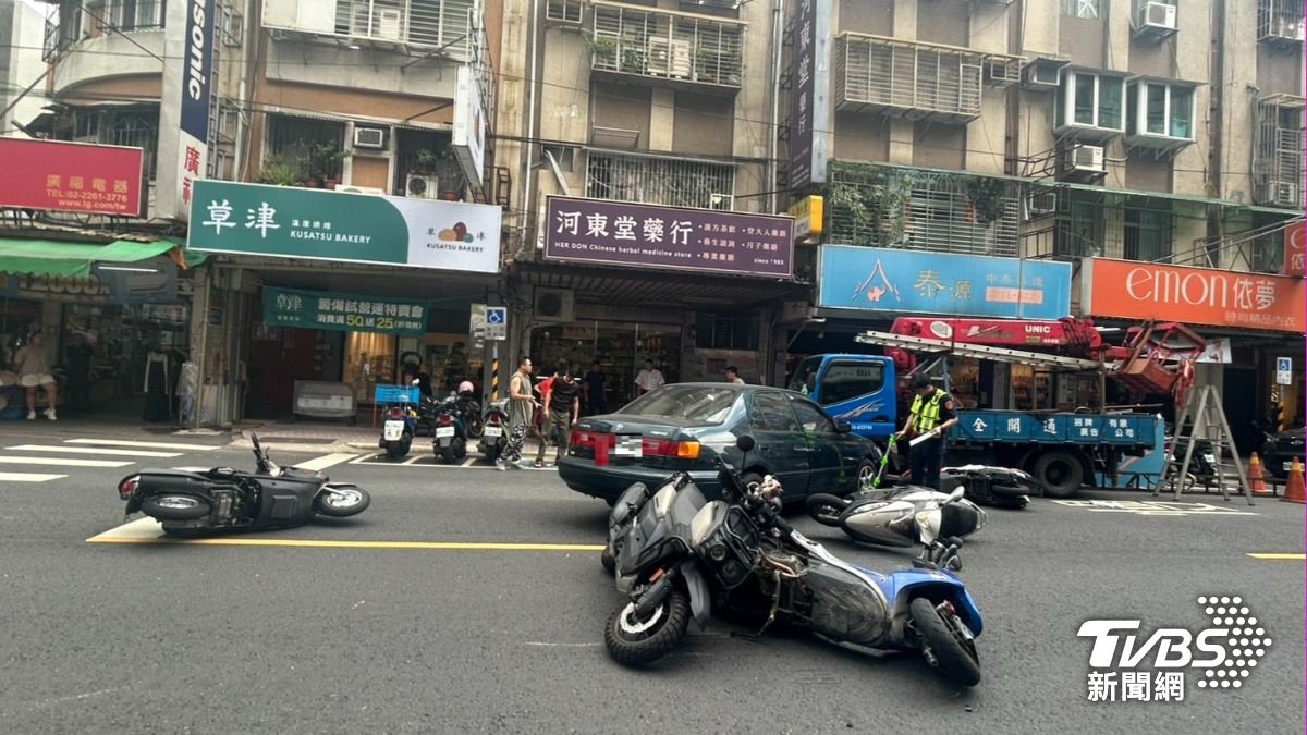 駕照還有效!土城83歲翁開車暴衝「橫掃6車」 驚悚現場釀6傷