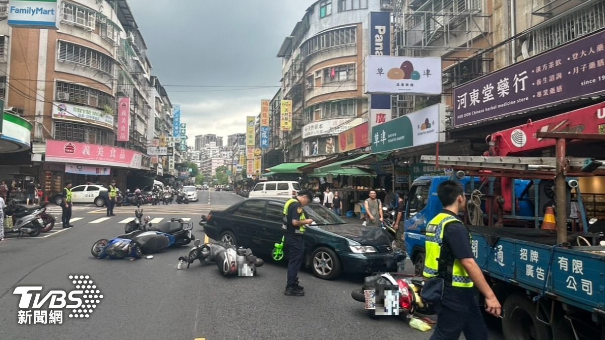 路邊一輛正在進行廣告工程的小貨車也受到波及。(圖/TVBS)