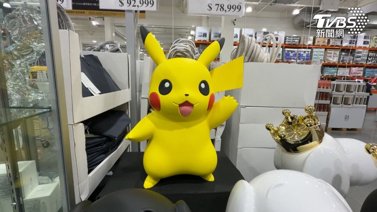 高雄新開幕的美式賣場獨家推出限定商品,其中一隻57公分的皮卡丘迎賓公仔售價高達92999元。(圖/TVBS)