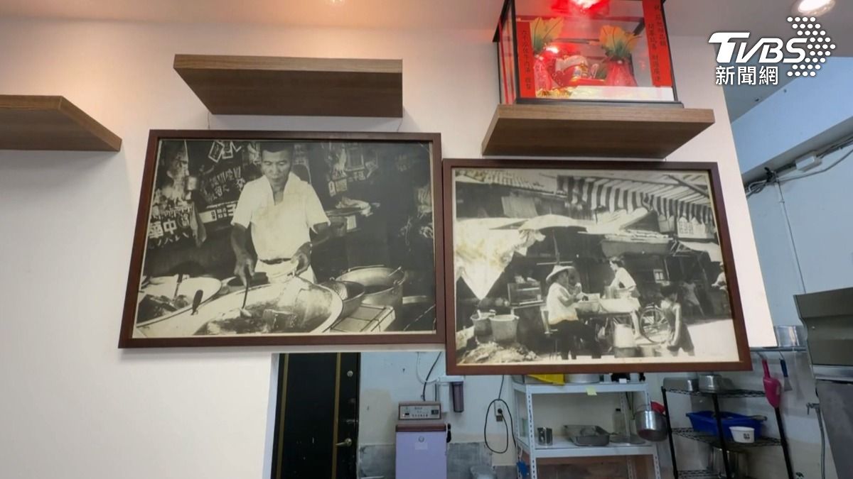 新店內擺出民國35年第一代阿公沿街叫賣的照片當招牌,見證從二代父親開店以來,海安路商圈的發展歷史。(圖/TVBS)
