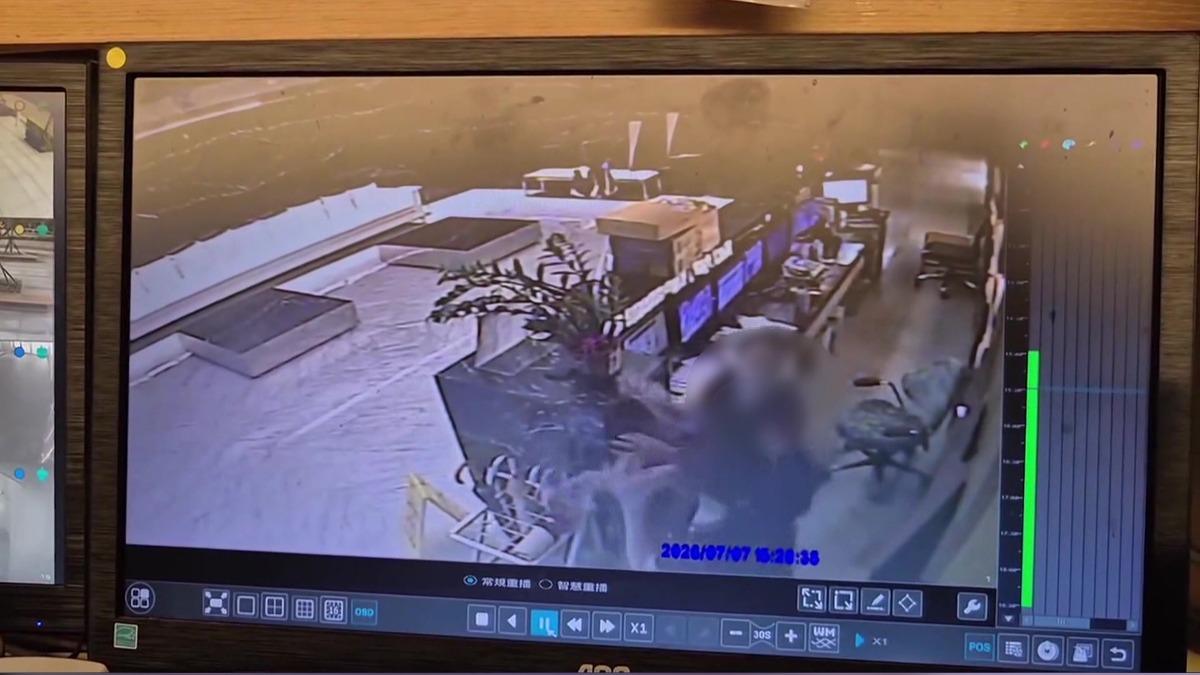 監視器拍下!物業經理「甩垃圾袋搧頭」 女秘書控職場霸凌。(圖/當事人提供)