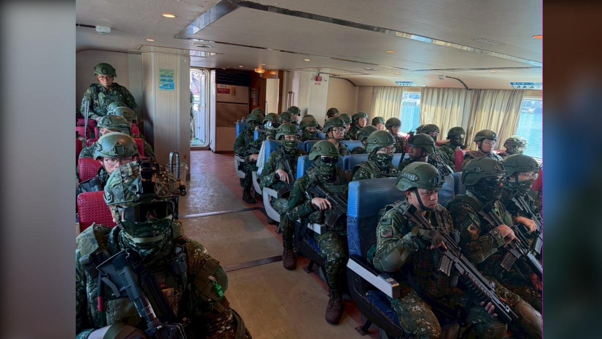 陸軍官兵搭乘民間交通船前往綠島與蘭嶼,全副武裝乘坐博愛座畫面引發關注。(圖/民眾提供)