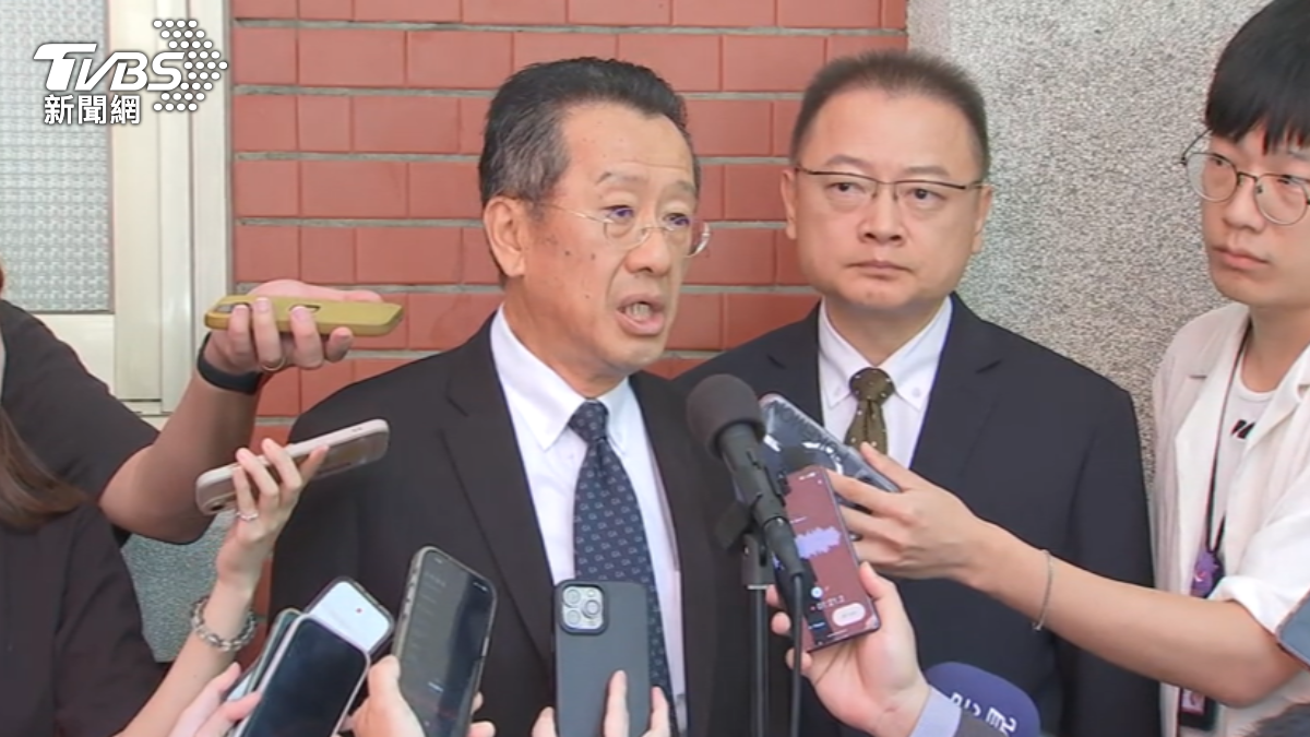 國防部長顧立雄嚴正反駁圖利指控,強調驗收不合格將依合約規定計罰並沒收保證金。(圖/TVBS)