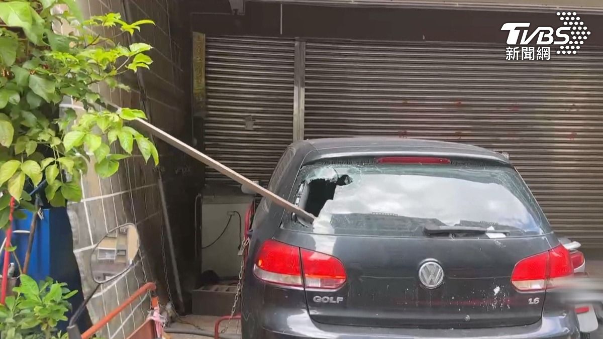 台南市北區開元路一處社區大樓，一根超長鐵條直接貫穿停放在樓下的轎車。（圖／TVBS）