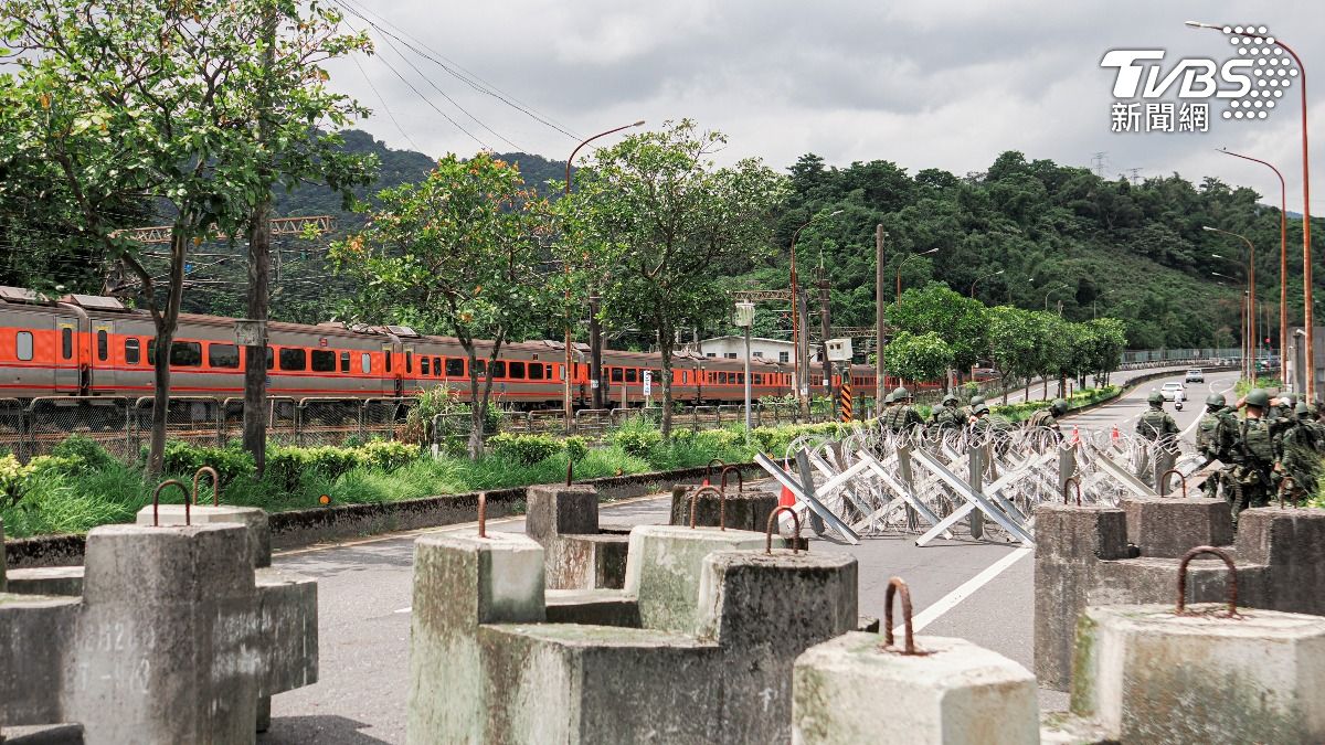 53工兵群重要道路阻絕設置任務,驗證軍民整合作業效能。(圖/六軍團提供)