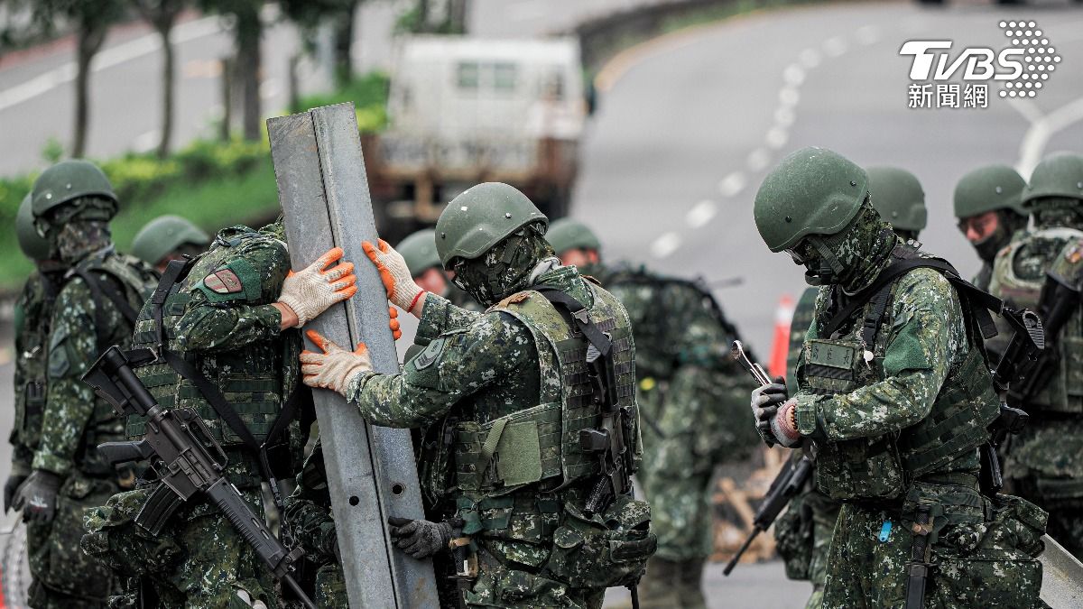 53工兵群重要道路阻絕設置任務,驗證軍民整合作業效能。(圖/六軍團提供)