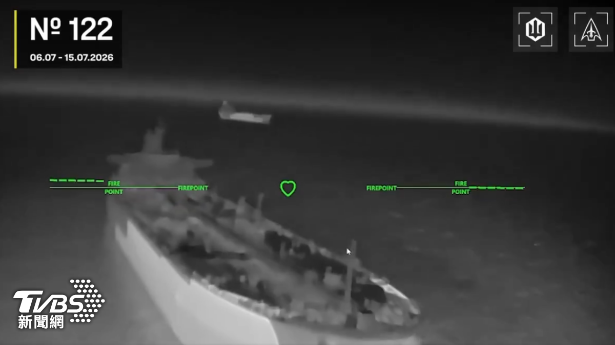 烏軍無人機向黑海的俄羅斯20艘「影子艦隊」能源船發動攻擊。(圖/X@NOELreports)