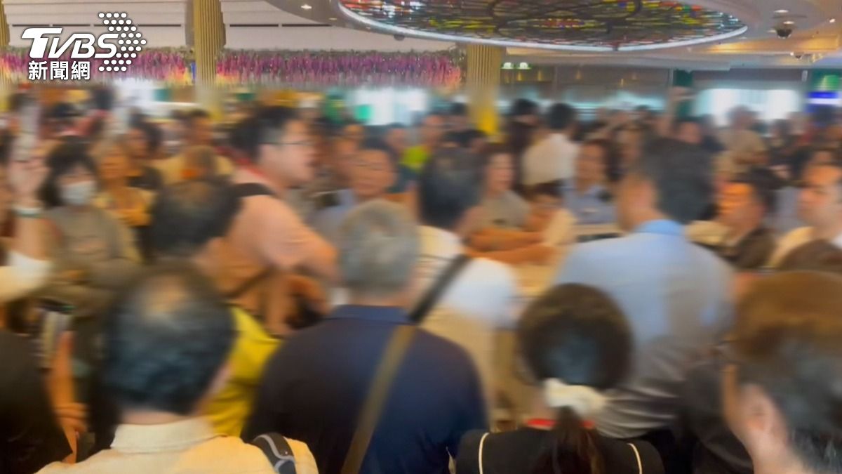 旅客傻眼!郵輪說好的「那霸港」不停了。(圖/民眾提供)