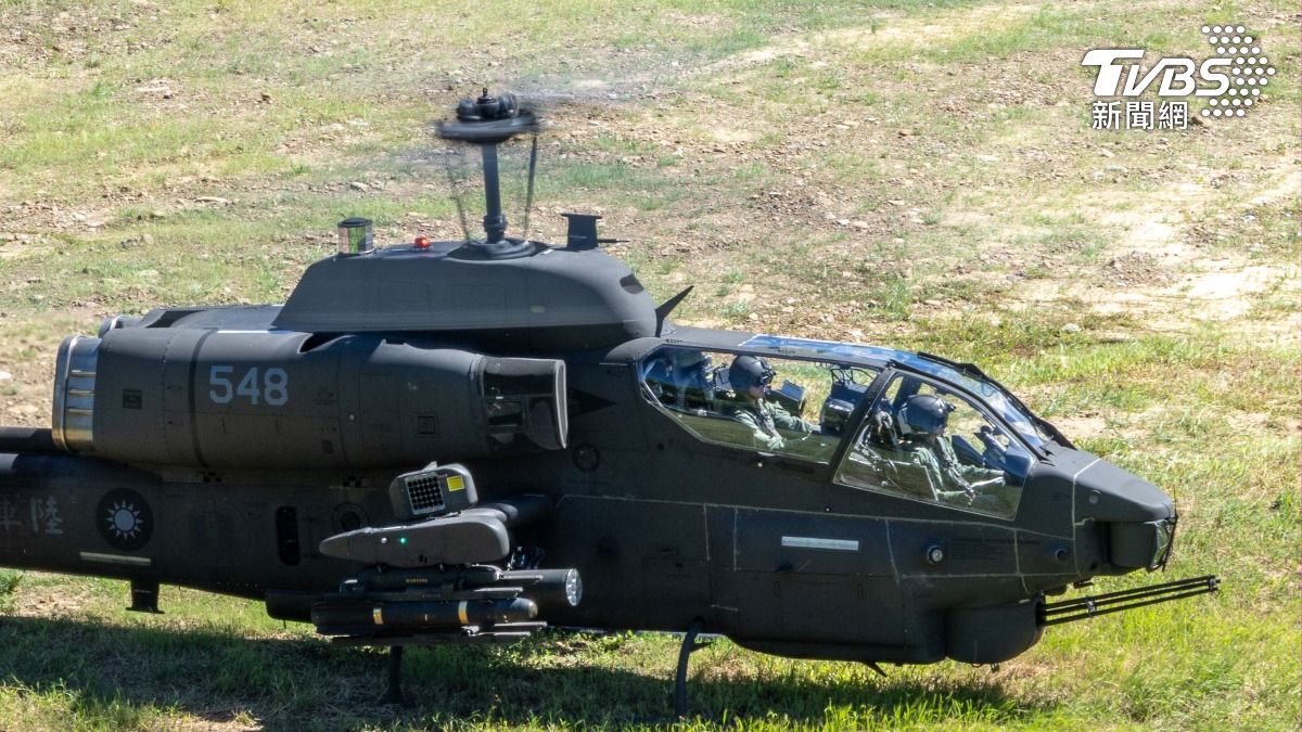 陸軍飛行訓練指揮部2架AH-1W「眼鏡蛇」攻擊直升機,實施「縱深防禦」等演練科目。(圖/第四作戰區提供)