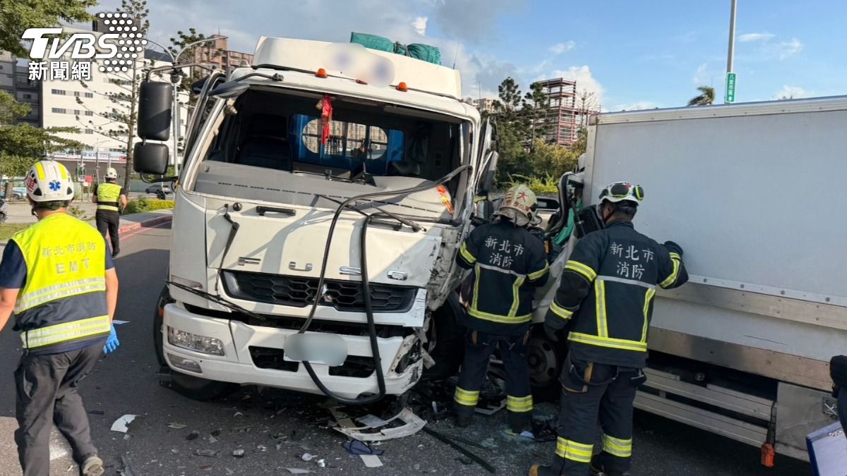 新北兩貨車迎面猛撞！疑恍神釀禍　車頭全毀駕駛受困搶救