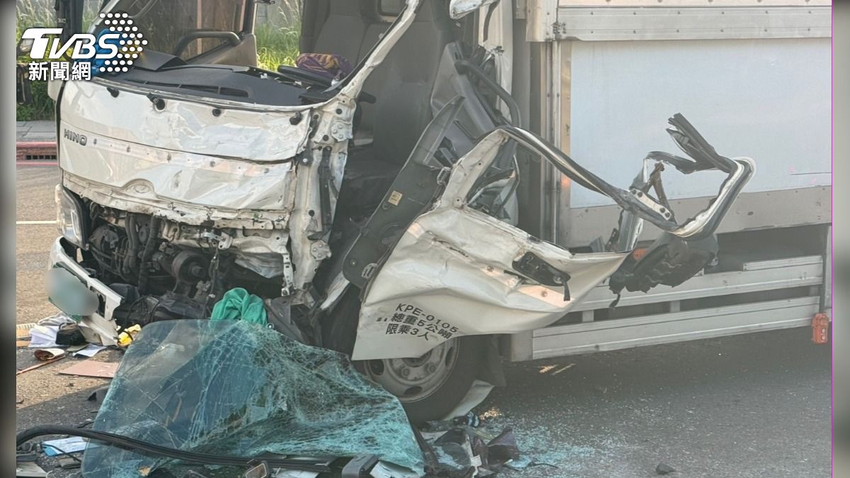 小貨車疑恍神跨線，駕駛李男受困車內，救護人員持破壞器材搶救脫困。（圖／TVBS）