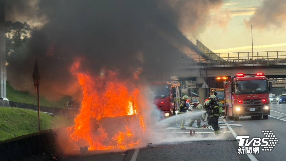 生死一瞬間!國1林口段小貨車陷火海 駕駛驚覺停靠逃生