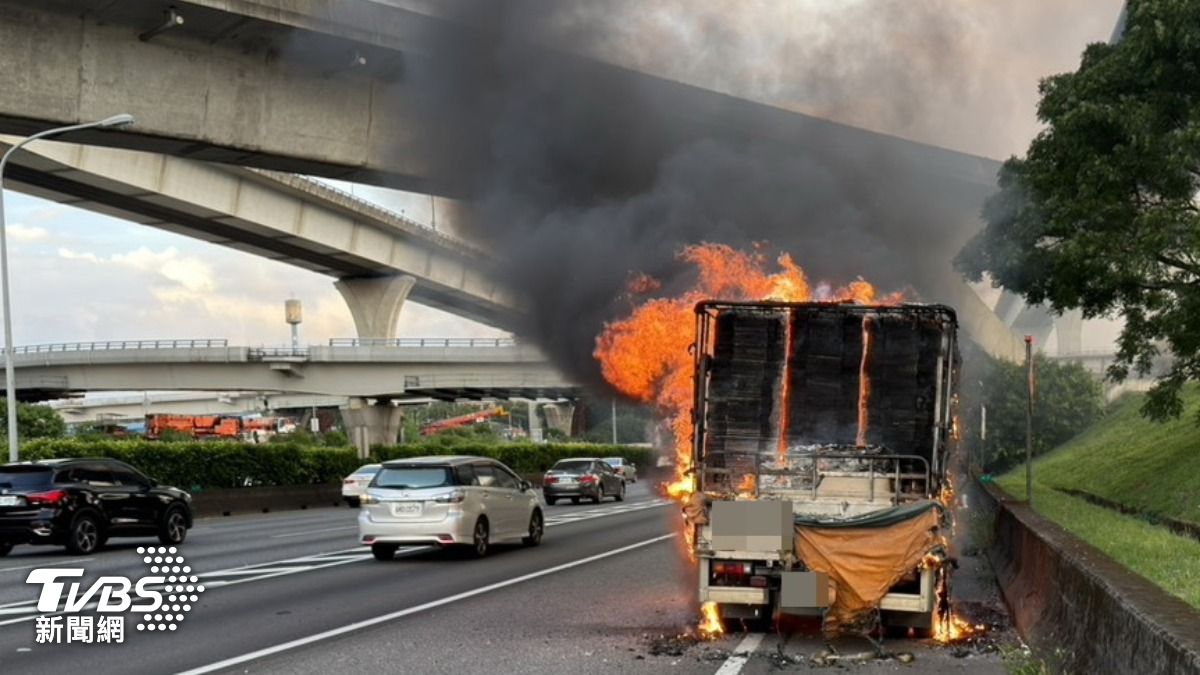 國道１號林口路段-火燒車-路肩待援-火貨車起火-消防局灌救-國道警察局