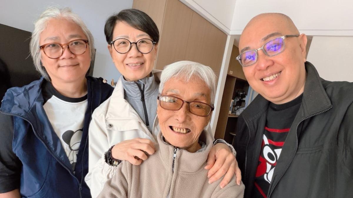 梁愛(右2)晚年入住老人院。(圖/翻攝自楊紹鴻臉書)