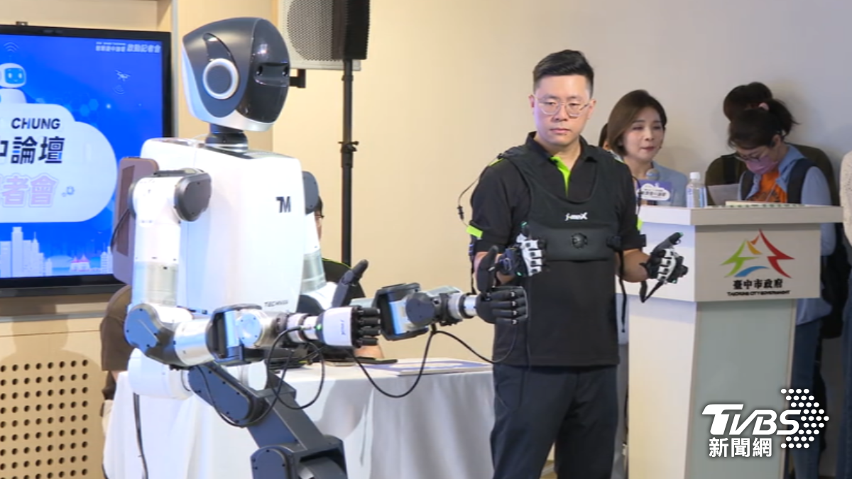 智慧台中AI機器人數位論壇展示AI機器人互動，吸引與會者關注。（圖／TVBS）