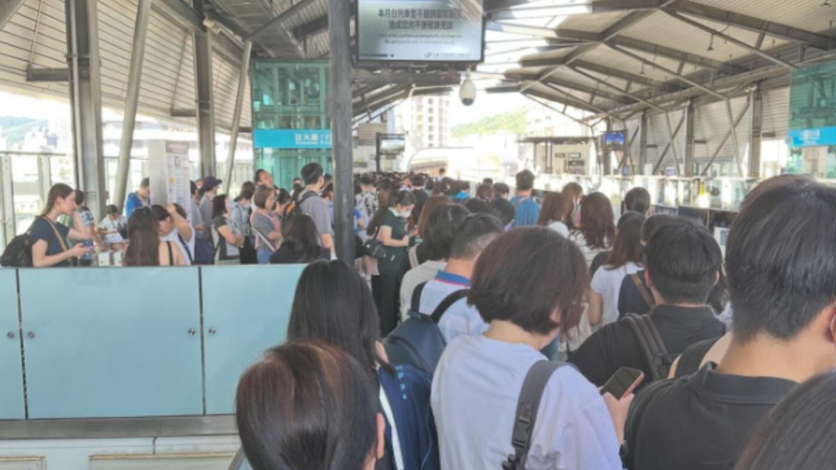 今（17）日早上機場捷運A6泰山貴和站上行列車設備異常，乘客被請下車。（圖／Threads thirdlittle授權）