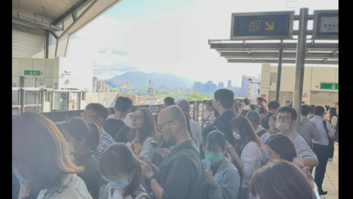 列車故障清車，桃園機場捷運月台湧人潮。（圖／Threads thirdlittle授權）