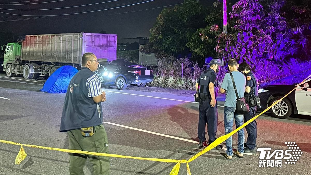高雄汽車加速衝向砂石車「削頭卡底剩半截」 駕駛肢體扭曲亡