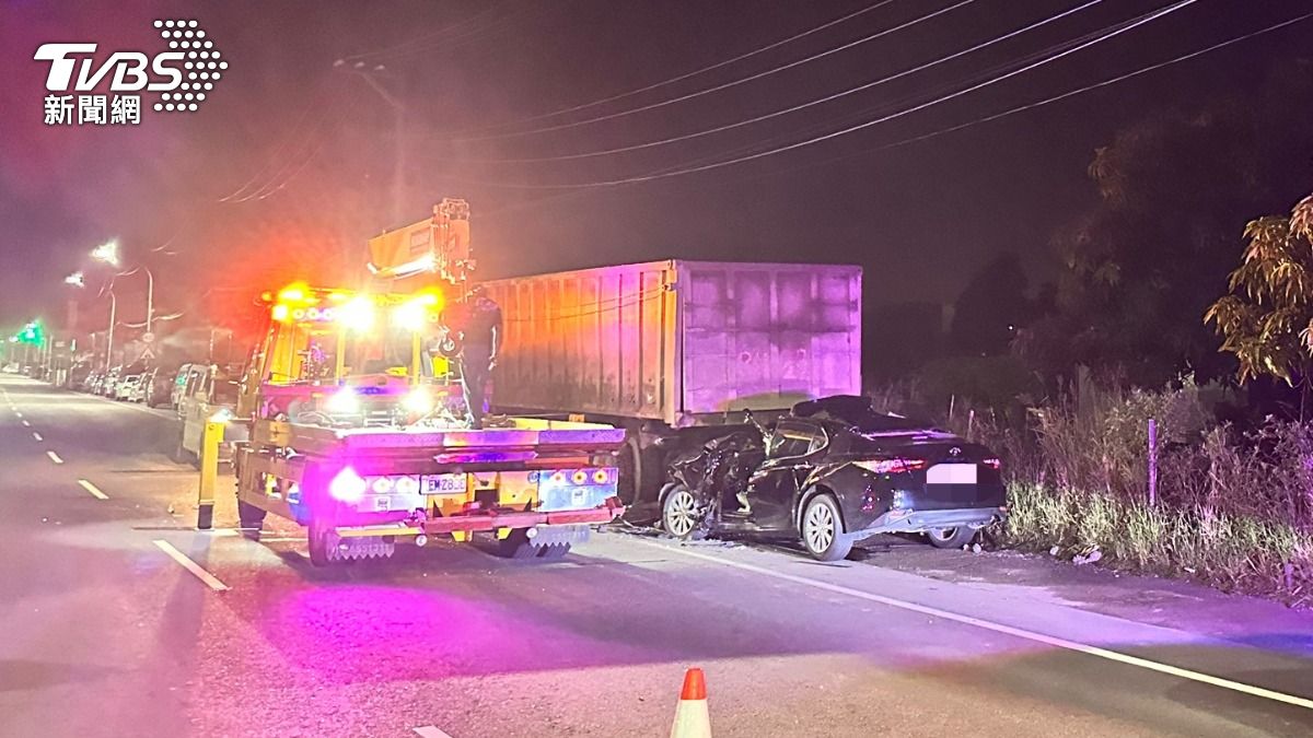 黑色轎車死死卡在砂石車車斗下方，駕駛當場身亡。（圖／TVBS）