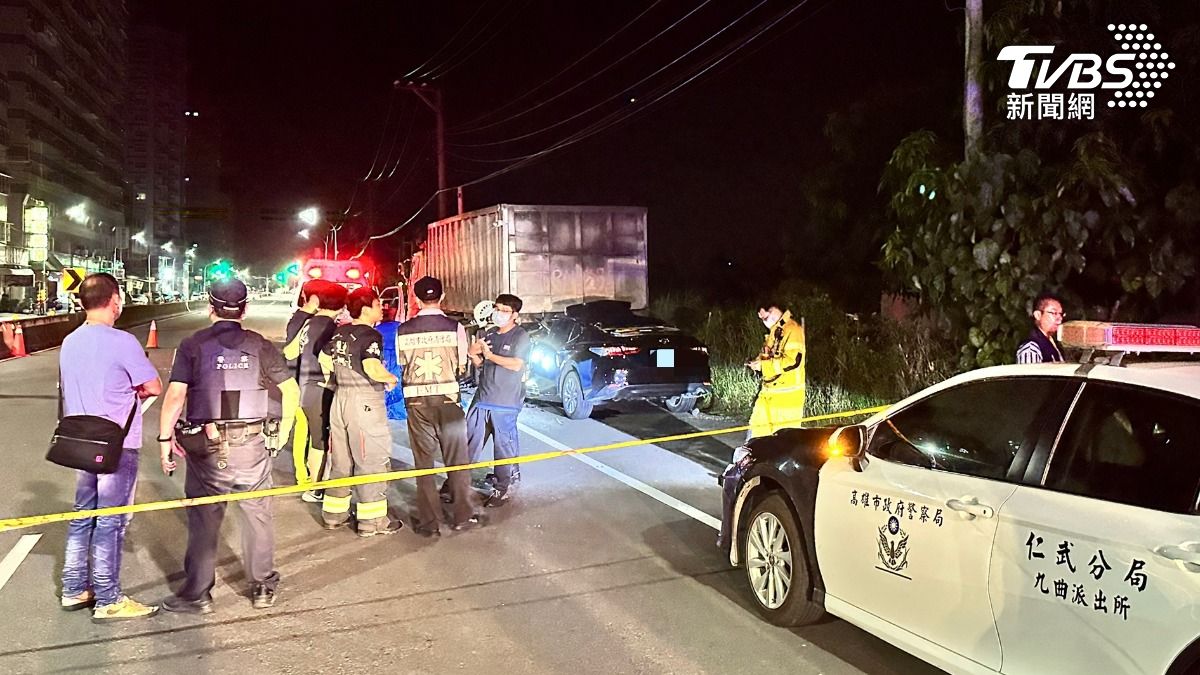 黑色轎車死死卡在砂石車車斗下方，駕駛當場身亡。（圖／TVBS）