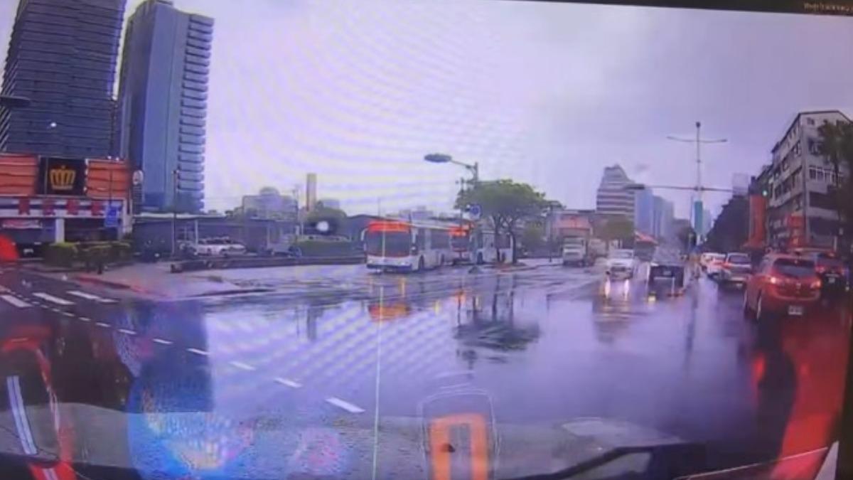 小甜甜綠燈左轉但未顧及對向直行車,喊話「威脅對我無效,正義絕不退讓」。(圖/翻攝自小甜甜臉書)
