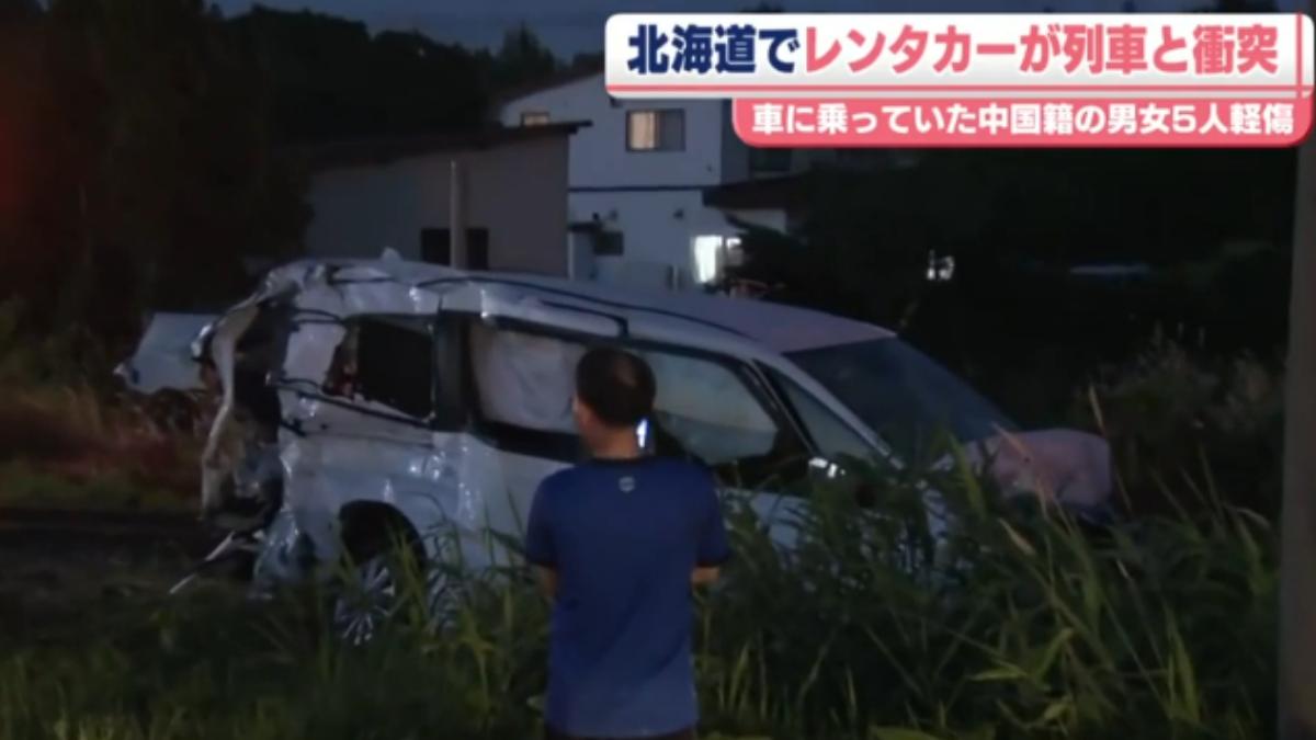 日本北海道熱門觀光景點富良野發生一起鐵道撞擊事故。（圖／翻攝自日本電視台）