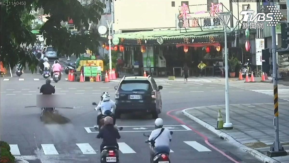 高雄鳳山區街頭日前出現驚險一幕,騎士載鐵條噴火花煙霧,腳踏板橫放1公尺長的鐵條,形同「移動式凶器」。(圖/TVBS)
