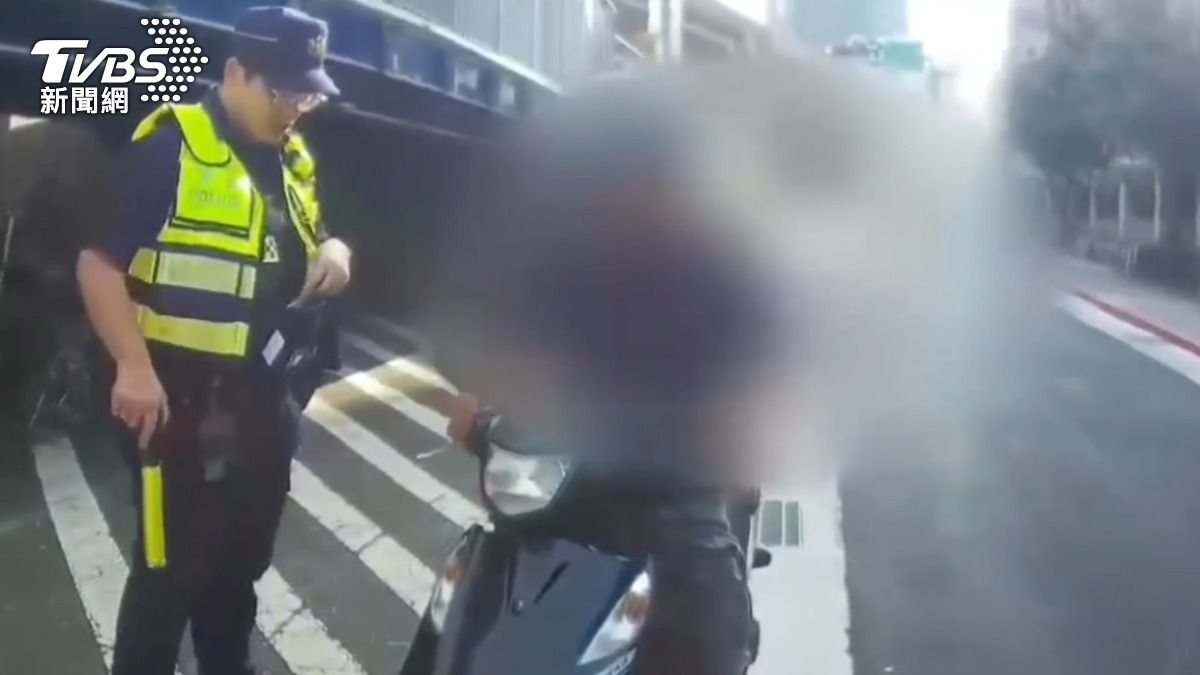 上班途中被抓!清潔工違規迴轉遭攔 無照上路還吸毒