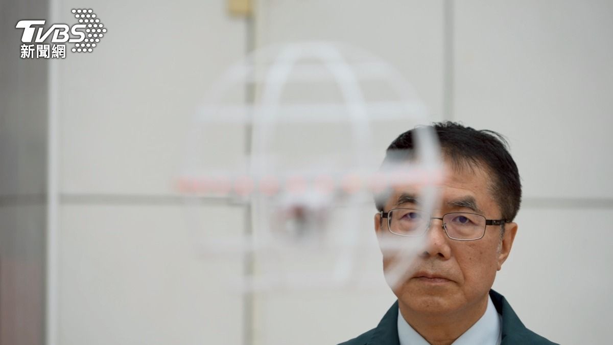 黃偉哲和他的足球無人機。他神情專注,一副這時不要跟我說話的樣子。幕僚說只要看他把遙控飛機、汽車拿出來,就知道他壓力來了。(圖/柯勝雄)