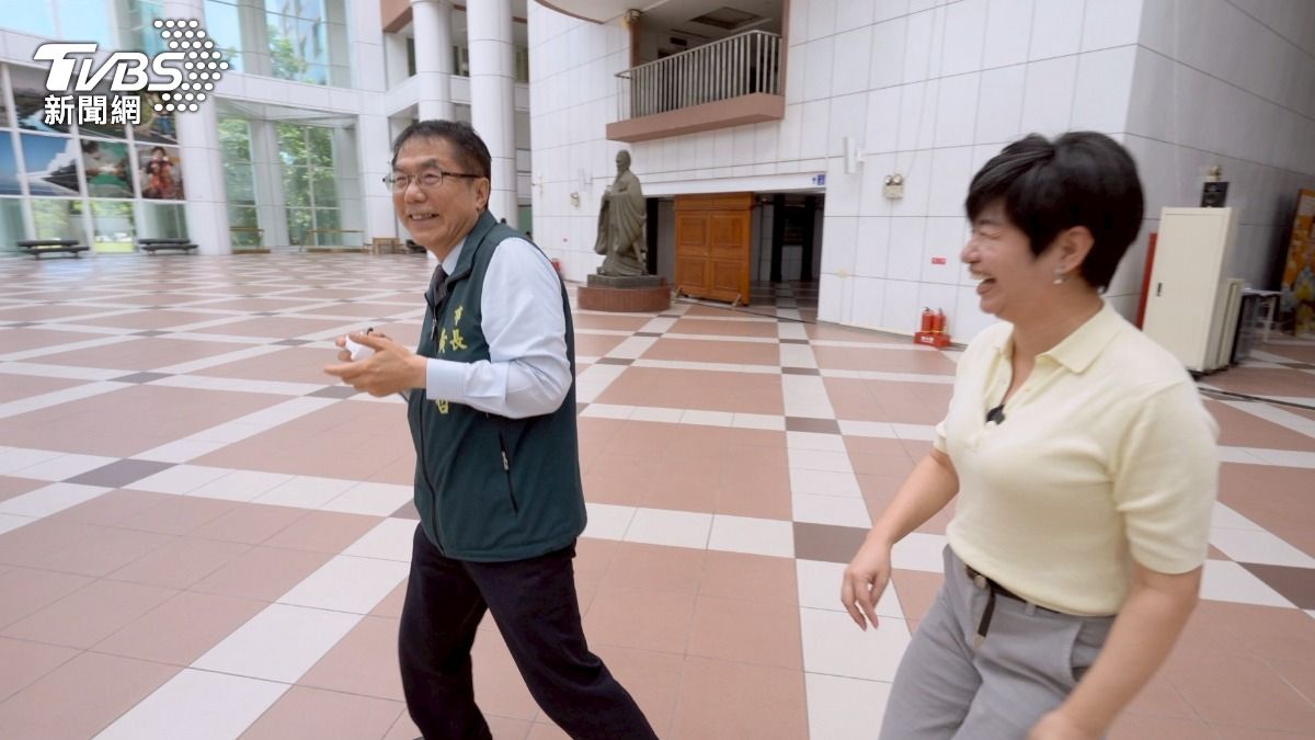 手拿遙控器的黃偉哲,馬上「彈開」。因為他說把討厭的人的照片放大,然後用無人機撞他。記者問 : 「討厭誰 ?」他馬上彈開,笑說 : 「不能告訴你。」(圖/柯勝雄)