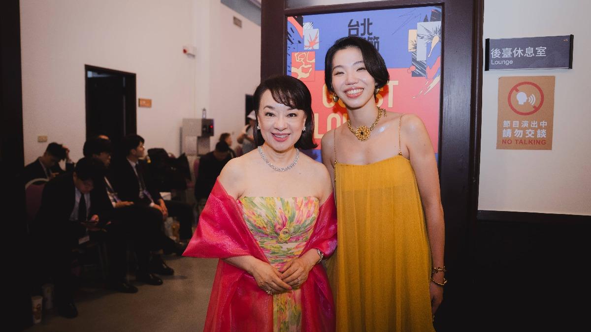 洪佩瑜在台北電影節終於見到翁倩玉，開心拍合照留念。（圖／翻攝自洪佩瑜IG）