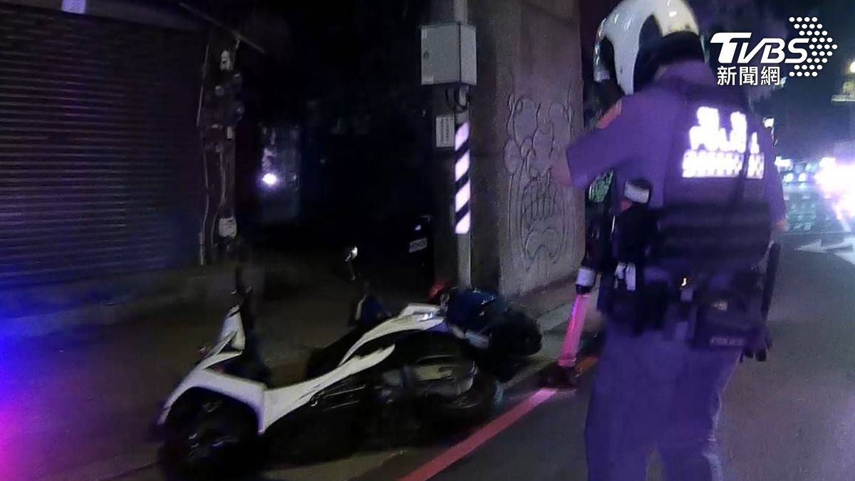 男未打方向燈一路違規見警，竟棄車落跑。（圖／TVBS）