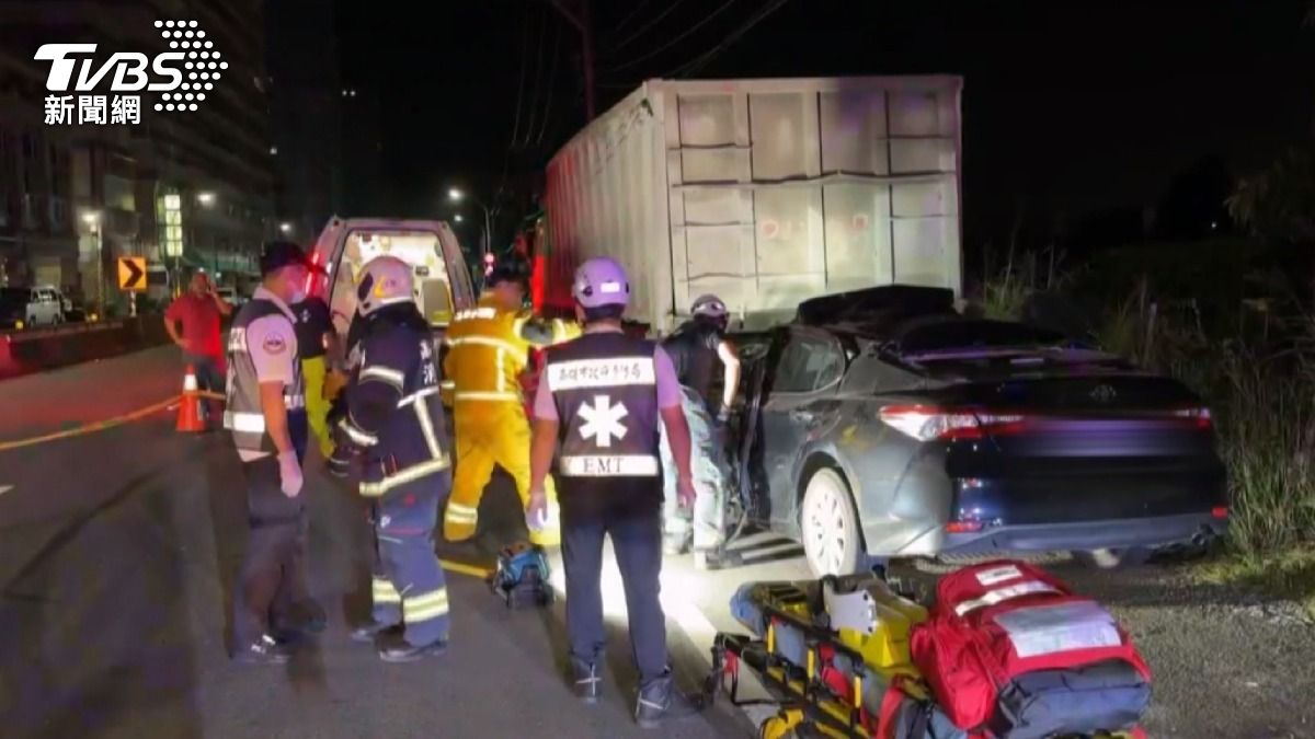 高雄大樹區九大路,17日深夜,一輛轎車突然高速自撞砂石車,車頭被壓毀,被救出時已經明顯死亡。(圖/TVBS)